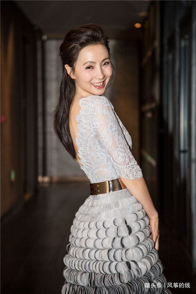 游泳冠军女2021_游泳女冠军图_游泳冠军女孩