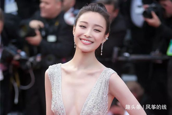 游泳女冠军图_游泳冠军女2021_游泳冠军女孩