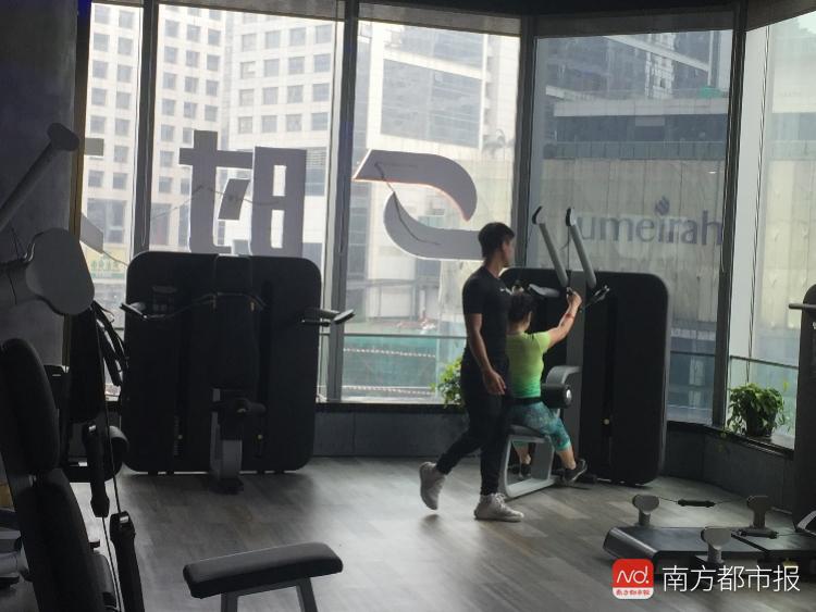 健身房私教叫什么_带私教高端健身房_健身房私教贵