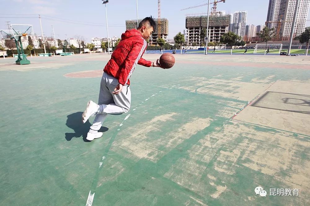 足球脚背内侧传接球_足球脚背内侧长传球技巧_足球脚背内侧踢长传球