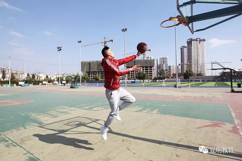 足球脚背内侧长传球技巧_足球脚背内侧传接球_足球脚背内侧踢长传球