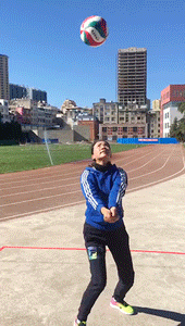 足球脚背内侧长传球技巧_足球脚背内侧传接球_足球脚背内侧踢长传球