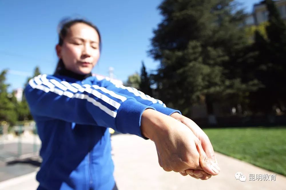 足球脚背内侧长传球技巧_足球脚背内侧传接球_足球脚背内侧踢长传球