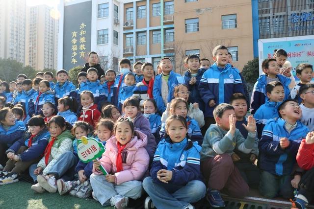 铜仁足球校园杯冠军是谁_校园足球杯大赛开赛时间_学校足球杯