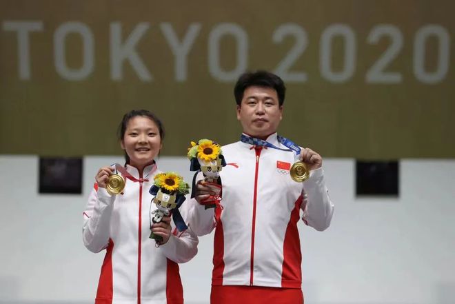 赞举重运动员_赞女子举重冠军诗_赞美举重运动员的诗