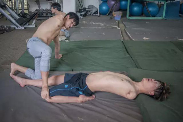 阳光照进泳池：云南残疾人游泳队的冠军之路