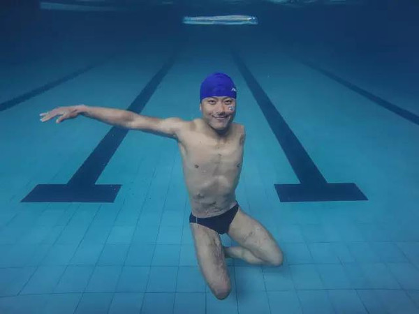 假肢游泳世界冠军_游泳冠军第一人_游泳冠军的脚
